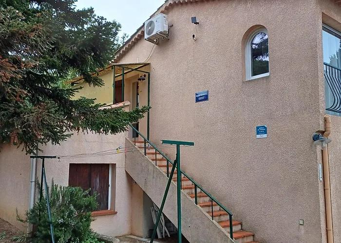 Appartement Classe 3 Etoiles Au 1Er Etage D\'Une Maison Avec Jardin Dans Un Quartier Calme