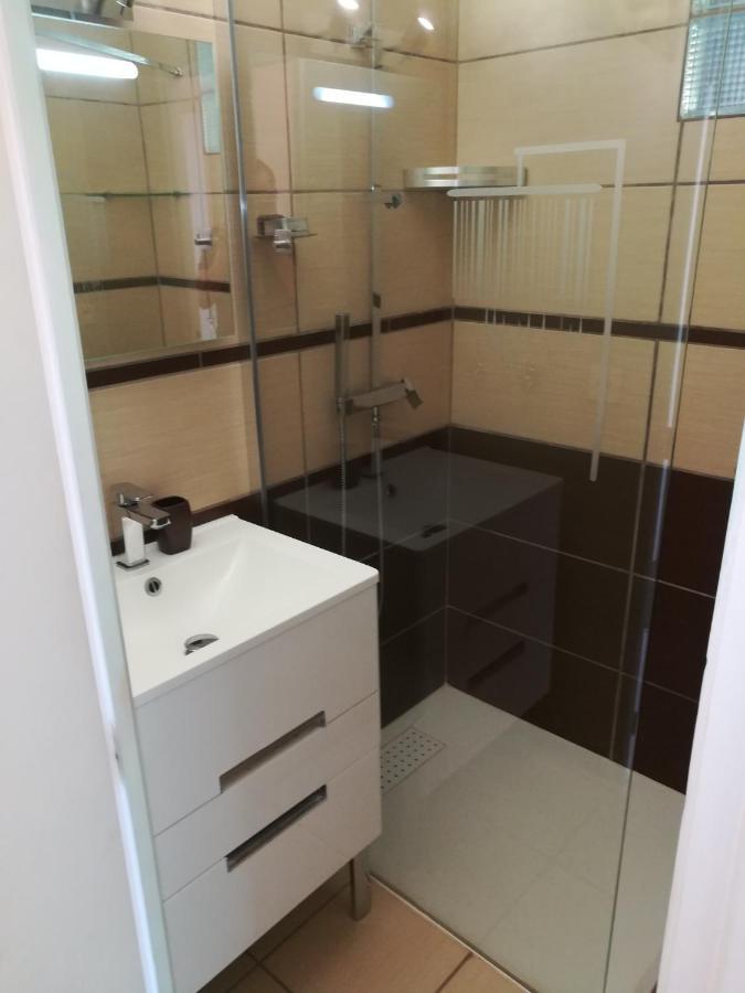 Appartement Classe 3 Etoiles Au 1er Etage D'une Maison Avec Jardin Dans Un Quartier Calme *