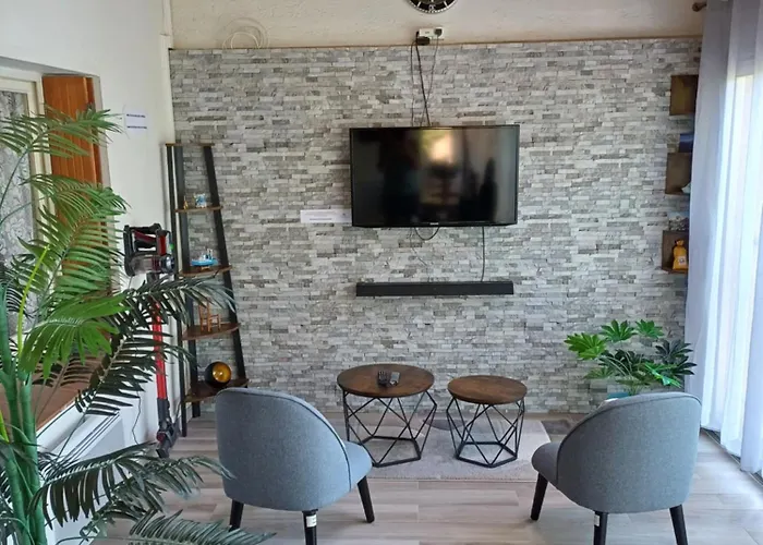 Appartement Classe 3 Etoiles Au 1Er Etage D\'Une Maison Avec Jardin Dans Un Quartier Calme