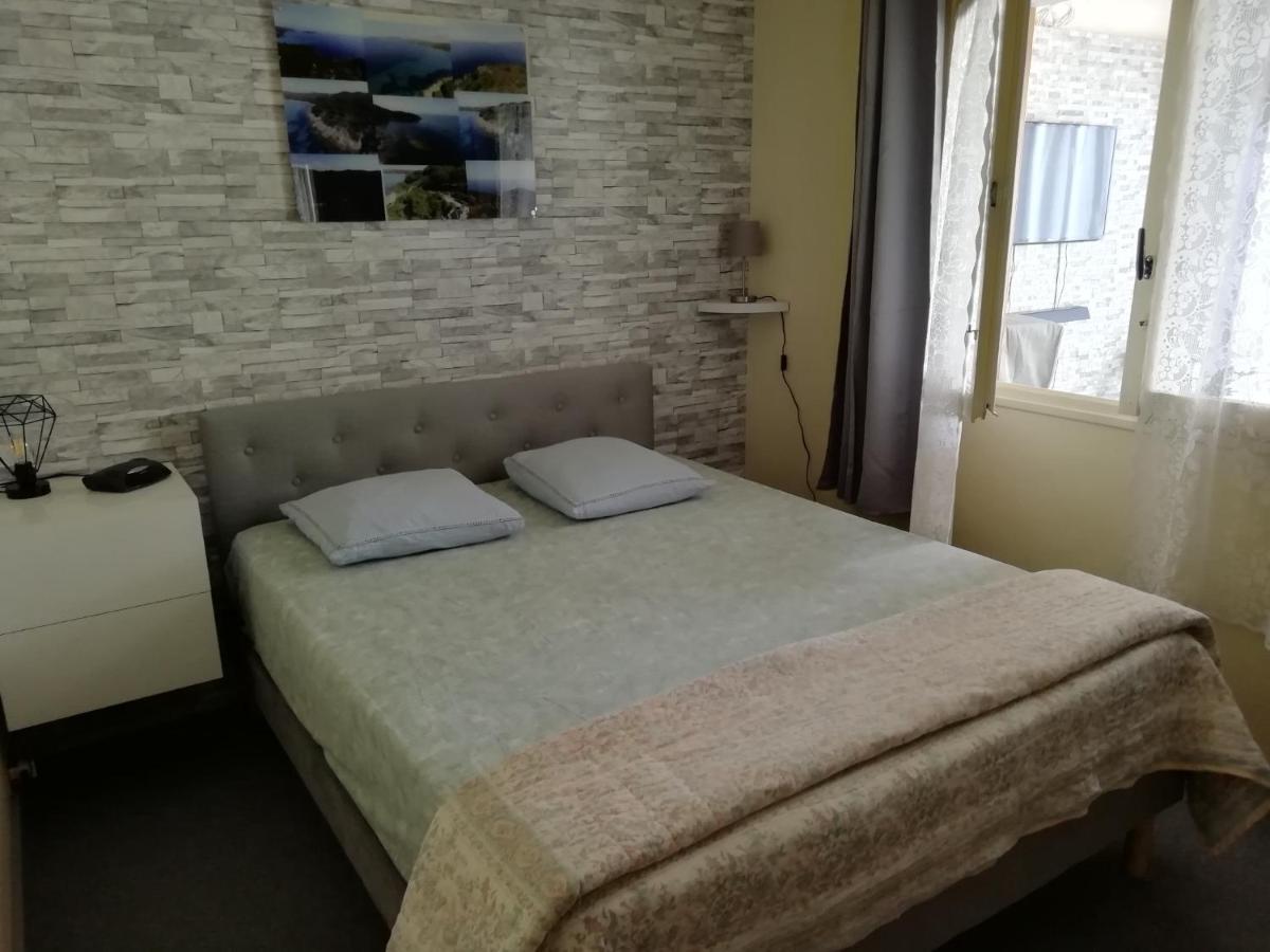 Climatisé Au 1er étage D'une Maison Avec Jardin Dans Un Quartier Calme Appartement