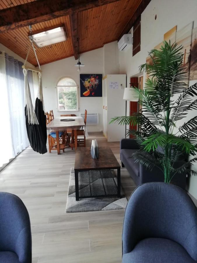 Climatisé Au 1er étage D'une Maison Avec Jardin Dans Un Quartier Calme *