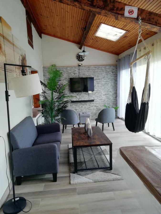 Climatisé Au 1er étage D'une Maison Avec Jardin Dans Un Quartier Calme *