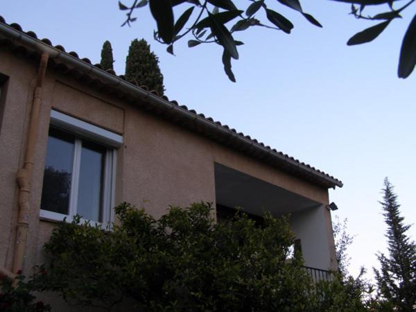 Climatisé Au 1er étage D'une Maison Avec Jardin Dans Un Quartier Calme